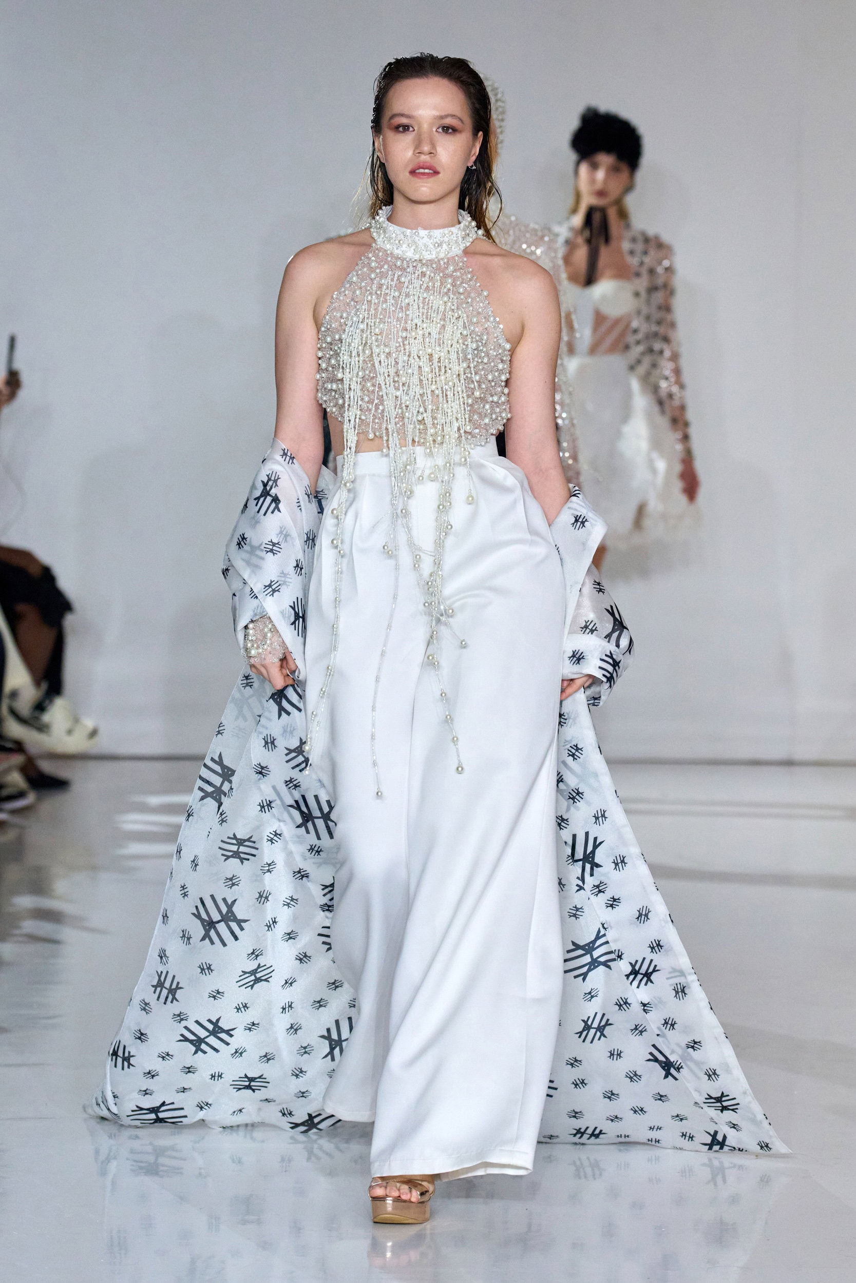 HENGKI KAWILARANG Fall 2024 Show image