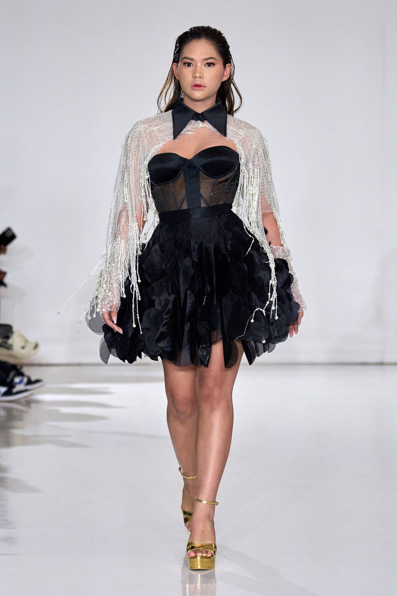 HENGKI KAWILARANG Fall 2024 Show image